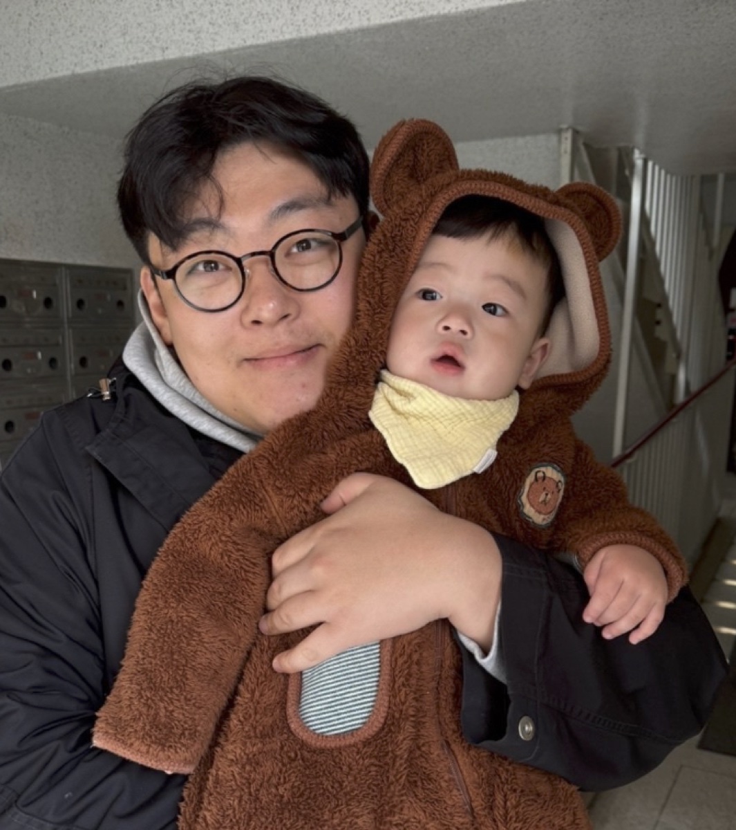 Seokbum Hong (Hong Seokbum) with his son Hong IDo
